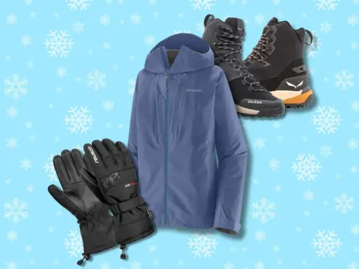 Abbigliamento essenziale per sapere come vestirsi per andare sulla neve: giacca blu, guanti neri e scarponi da trekking.