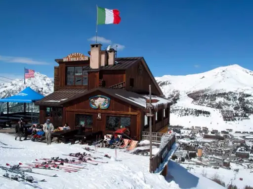 Rifugio alpino in Piemonte, perfetto per un capodanno sulla neve. Sci e panorami mozzafiato.