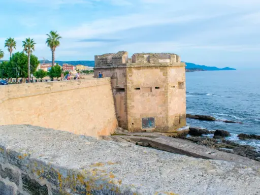 Torre medievale e mura sul mare, un'idea di cosa vedere ad Alghero in 3 giorni.