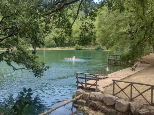 Lago incantevole, ideale per rilassarsi e nuotare, vicino ai borghi vicino l'Aquila.