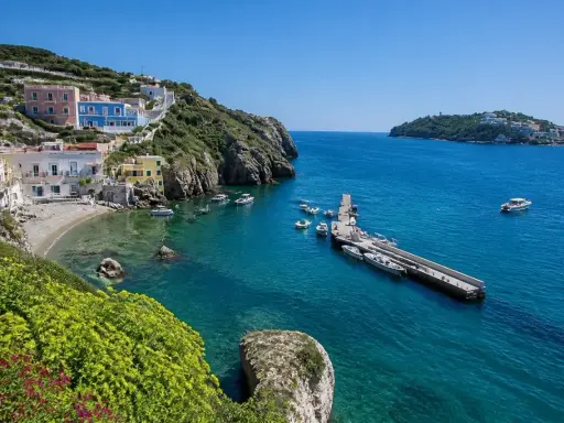 La spiaggia di Santa Maria a Ponza, con le sue case colorate aggrappate alla collina e il mare cristallino, è un incanto.
