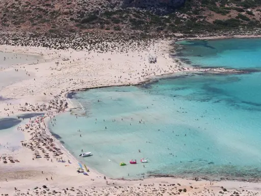 Spiaggia affollata con acque turchesi, ideale per chi cerca dove andare al mare a novembre.