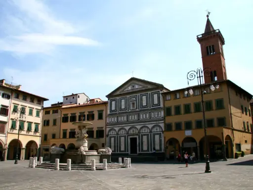 Piazza del Duomo a Empoli: cosa vedere in un giorno. Fontana, chiese e torri, un gioiello toscano.