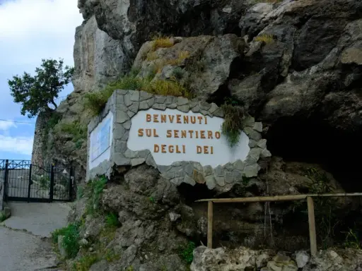 Ingresso del Sentiero degli Dei, con cartello di benvenuto e cancello in ferro battuto.