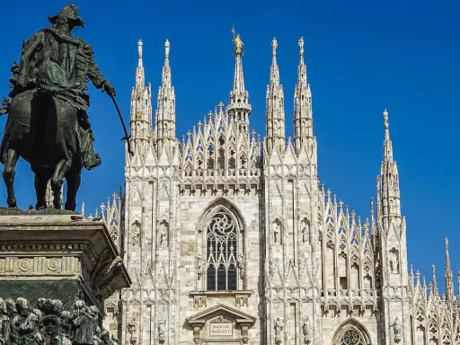 Statua equestre e Duomo di Milano, un'ottima idea per cosa visitare a Milano in un giorno.