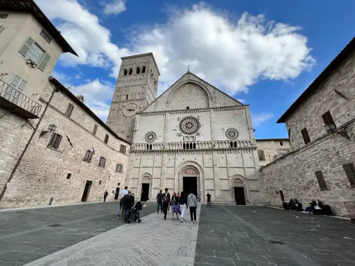 Basilica di San Francesco, Assisi. Un'idea di cosa vedere ad Assisi in un giorno, tra piazze e architetture storiche.