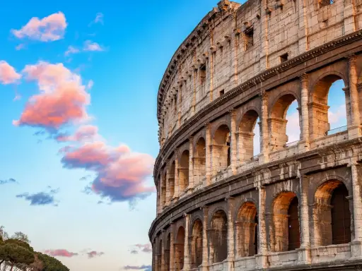 Il Colosseo al tramonto, un'icona da non perdere per chi pianifica cosa visitare a Roma in 4 giorni.