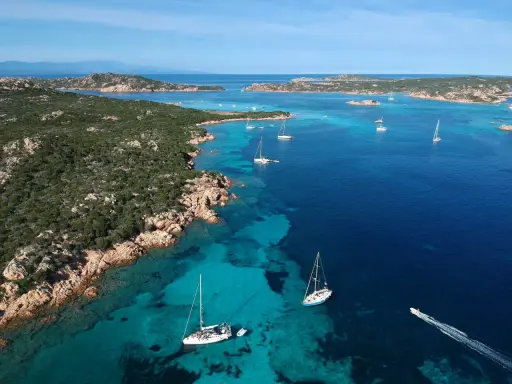 Navigare tra le acque cristalline e scoprire cosa vedere alla Maddalena a piedi, tra calette nascoste e panorami mozzafiato.