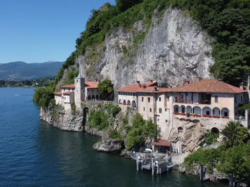 Eremo di Santa Caterina del Sasso, uno dei borghi belli vicino a Varese, aggrappato alla roccia sul Lago Maggiore.