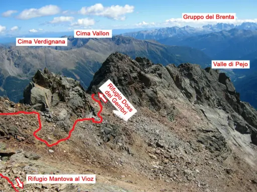 Sentiero segnato in rosso verso il Rifugio Mantova al Vioz, con vista sulle cime Verdignana e Vallon e la Valle di Pejo.