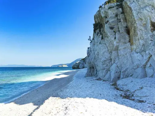 Scogliera bianca a picco sul mare cristallino, un angolo di paradiso tra le spiagge più belle dell'Isola d'Elba.