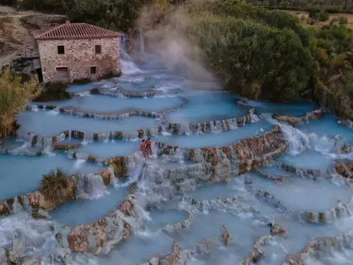 Cascate naturali con acqua azzurra e vapore, un luogo idilliaco per godersi le terme di Saturnia gratis.