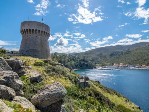 Torre del Compagno, un must tra le cose da vedere a Capraia, domina il golfo azzurro e il borgo colorato.