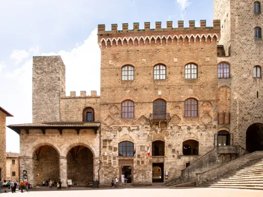 Piazza della Cisterna a San Gimignano: cosa vedere in mezza giornata. Torri medievali, palazzi storici e scorci suggestivi.