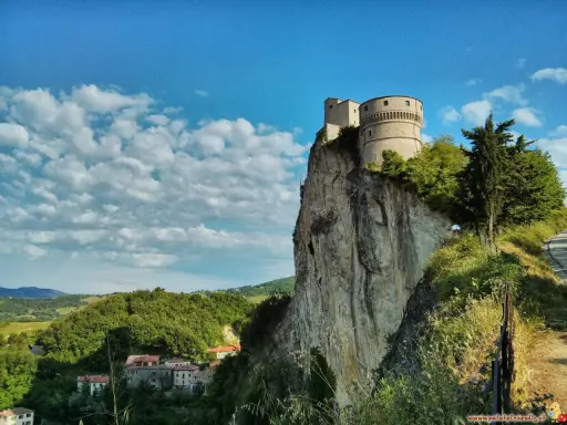 Fortezza di San Leo, Emilia Romagna, domina la roccia con un panorama mozzafiato.