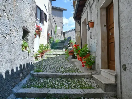 Un vicolo fiorito nel subiaco centro storico, con scalini in pietra e case antiche.
