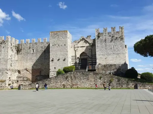 Il Castello dell'Imperatore a Prato, un must per chi cerca cosa vedere a Prato in un giorno, con la sua imponente architettura medievale.