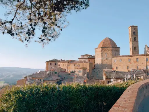 Panoramica di Volterra con la cupola e il campanile in pietra, ideale per scoprire cosa vedere a Volterra in mezza giornata.