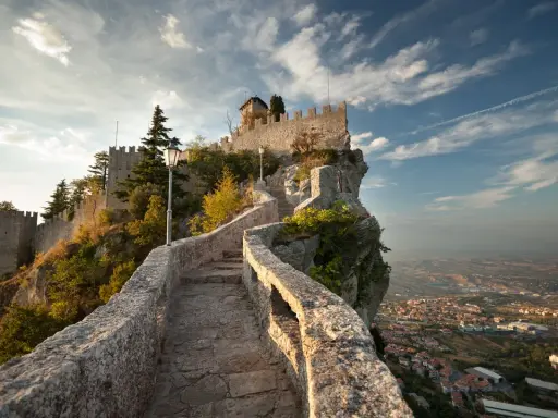 Sentiero in pietra verso la Prima Torre di San Marino, ideale per scoprire cosa vedere a San Marino in mezza giornata.