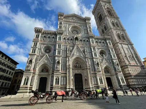 Carrozze trainate da cavalli davanti al Duomo di Firenze, un'ottima occasione per un free tour Firenze.