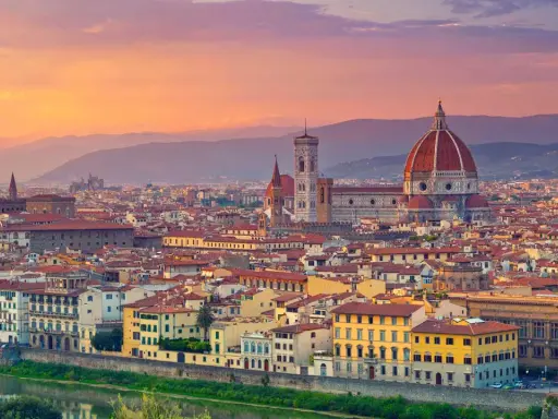 Firenze, centro storico cosa vedere: il Duomo, Palazzo Vecchio e Ponte Vecchio al tramonto.
