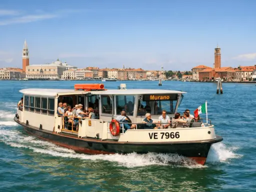 Barca con passeggeri diretta a Murano, con Venezia sullo sfondo. Un modo semplice per capire come arrivare a Murano da Venezia.