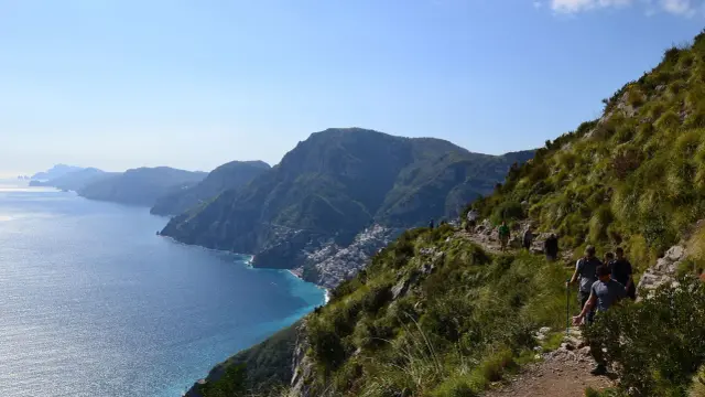 Escursionisti sul sentiero degli dei, con vista sulla costa amalfitana e Positano.