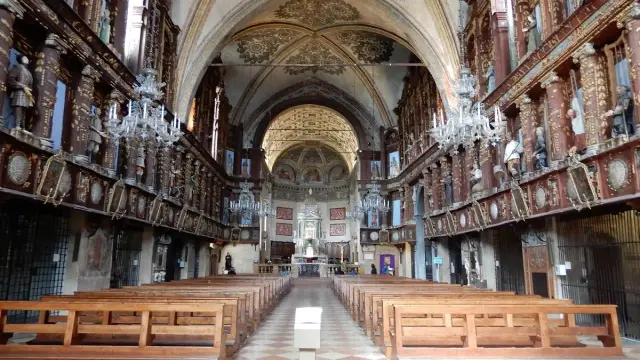 Interno di una chiesa con panche di legno, decorazioni dorate e affreschi sul soffitto. Grazie di Curtatone per questa meraviglia.