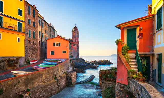 Colorate case liguri affacciate sul mare, barche colorate e un campanile. Un angolo di entroterra ligure levante da visitare, pieno di fascino.
