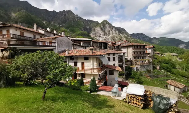 Un incantevole villaggio di borghi medievali friulani, incastonato tra montagne imponenti e verdi colline.