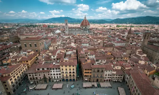 Vista aerea di Firenze con il Duomo e campanile. Quanti giorni per visitare Firenze? Almeno 3 per godersi la bellezza.