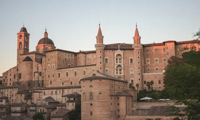 Palazzo Ducale di Urbino, uno dei borghi centro Italia da visitare, domina il paesaggio con la sua imponenza.