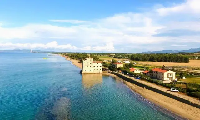 Spiaggia Torre Mozza, Follonica: splendida vista sul mare turchese e la torre storica. Come arrivare: segui la costa.