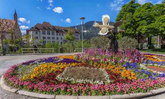 Un tripudio di fiori colorati in un parco di Merano, ideale per scoprire cosa vedere a Merano in un giorno.