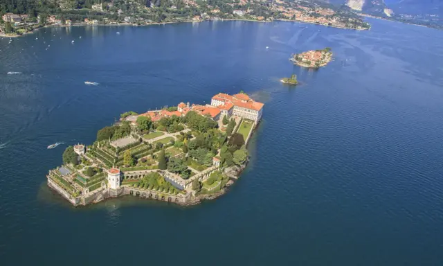 Isola Bella, un gioiello sul lago, con il suo palazzo e giardini terrazzati, è una cosa da vedere assolutamente.
