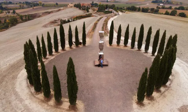 Un'installazione artistica tra cipressi, un assaggio di cosa vedere a Siena e dintorni in 3 giorni.
