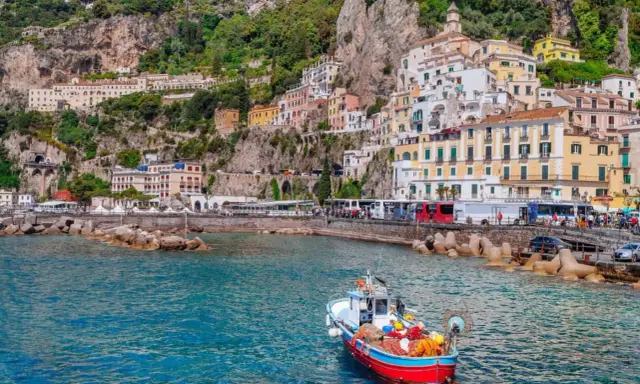 Barche e bus lungo la costa: ecco come visitare la Costiera Amalfitana senza auto, godendosi il mare e i borghi colorati.