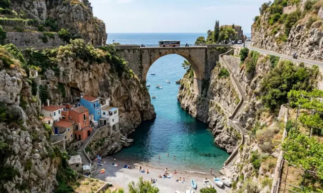 Un ponte ad arco domina un fiordo con case colorate aggrappate alla roccia. Il **furore costiera amalfitana** è un incanto tra mare turchese e sentieri scoscesi.