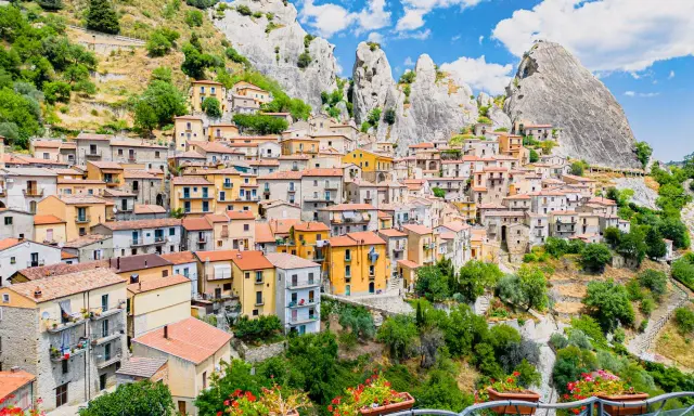 Borghi da visitare in provincia di Potenza: un incantevole paese aggrappato alla roccia, con case colorate e un panorama mozzafiato.