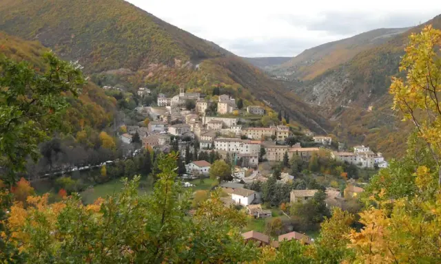 Un incantevole borgo da visitare in provincia di Macerata, immerso tra le colline marchigiane in autunno.