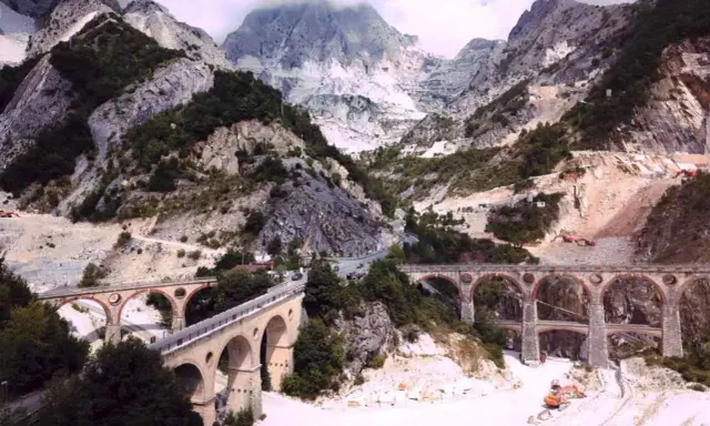 Alpi Apuane: cosa vedere? Maestose cave di marmo, ponti storici e strade panoramiche.