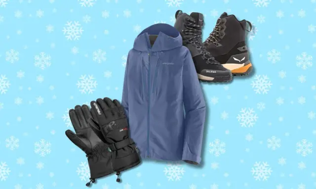 Abbigliamento essenziale per sapere come vestirsi per andare sulla neve: giacca blu, guanti neri e scarponi da trekking.