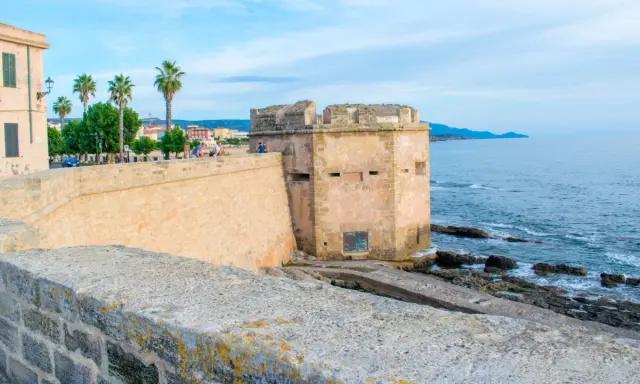 Torre medievale e mura sul mare, un'idea di cosa vedere ad Alghero in 3 giorni.