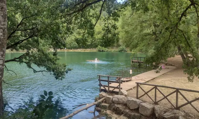 Lago incantevole, ideale per rilassarsi e nuotare, vicino ai borghi vicino l'Aquila.