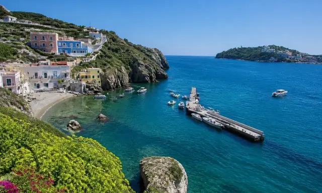 La spiaggia di Santa Maria a Ponza, con le sue case colorate aggrappate alla collina e il mare cristallino, è un incanto.