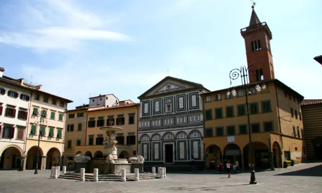 Piazza del Duomo a Empoli: cosa vedere in un giorno. Fontana, chiese e torri, un gioiello toscano.