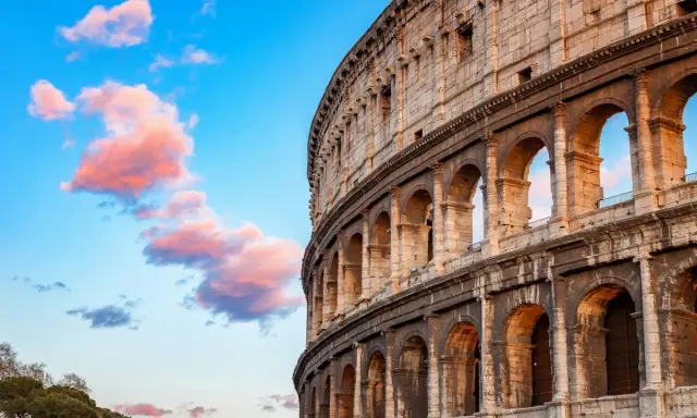 Il Colosseo al tramonto, un'icona da non perdere per chi pianifica cosa visitare a Roma in 4 giorni.