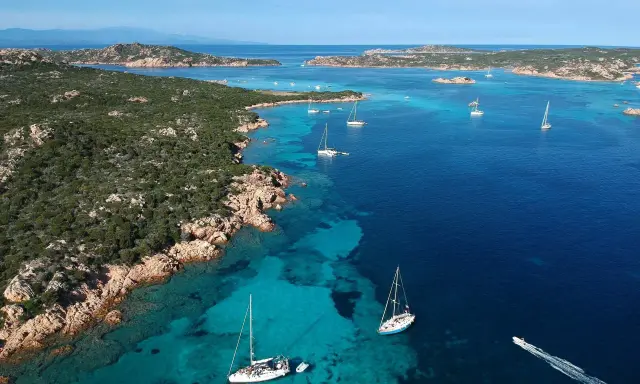 Navigare tra le acque cristalline e scoprire cosa vedere alla Maddalena a piedi, tra calette nascoste e panorami mozzafiato.