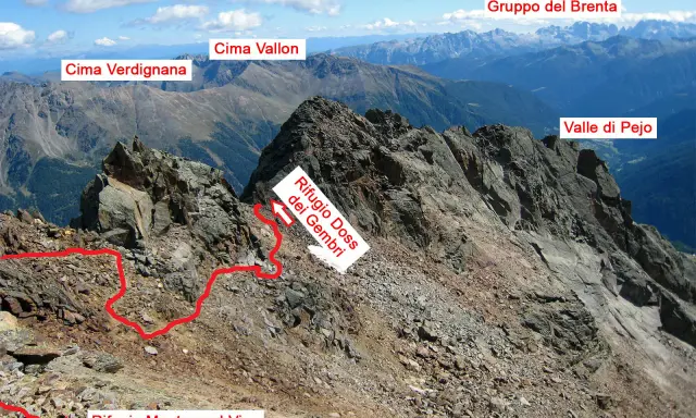 Sentiero segnato in rosso verso il Rifugio Mantova al Vioz, con vista sulle cime Verdignana e Vallon e la Valle di Pejo.