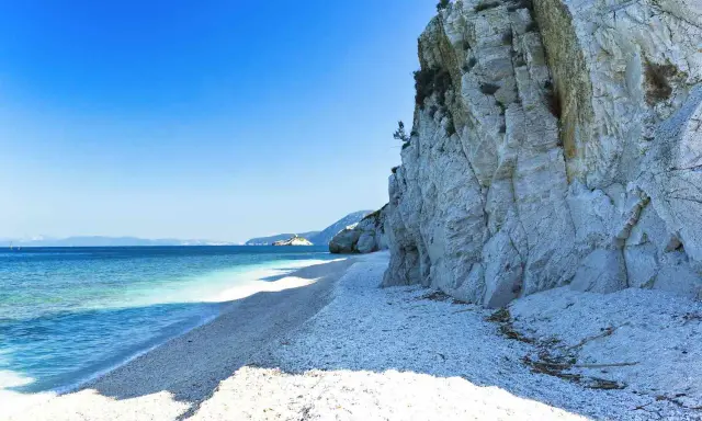 Scogliera bianca a picco sul mare cristallino, un angolo di paradiso tra le spiagge più belle dell'Isola d'Elba.